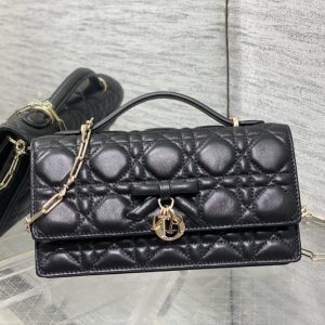 디올 최신 디자인 미러급 레플리카 가방, 1:1 퀄리티로 완벽한 명품 감성 1153005649 - front view | Dior